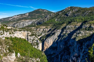 Verdon Gorge, Gorges du Verdon, Fransız Alpleri, Provence, Fransa 'da turkuaz yeşili kıvrımlı nehir ve yüksek kireçtaşı kayalarıyla ünlü kanyonun muhteşem manzarası.