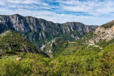 Verdon Gorge, Gorges du Verdon, Fransız Alpleri, Provence, Fransa 'da turkuaz yeşili kıvrımlı nehir ve yüksek kireçtaşı kayalarıyla ünlü kanyonun muhteşem manzarası.