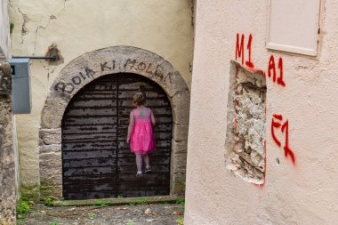 Temmuz 2020 'de İtalya' nın orta kesimindeki depremden sonra Preci kentinin tarihi merkezi