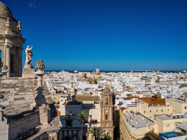Cadiz, Endülüs, İspanya 'daki Tavira kulesinden eski şehir çatılarının panoramik görüntüsü