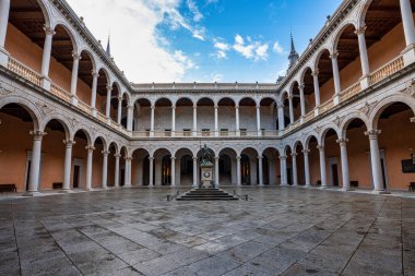 Toledo 'lu Alcazar, İspanya' nın Toledo şehrinin en yüksek kesiminde bulunan bir taş kalesi..