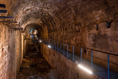 Santa Maria, Cazorla, Jaen, Endülüs, İspanya Kilisesi 'nin yıkıntılarının altındaki Serezuelo Nehri Kasası.