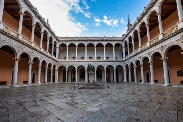 Toledo Alcazar Spanya Nın Toledo Şehrinin Yüksek Kesiminde Bulunan Bir — Stok fotoğraf