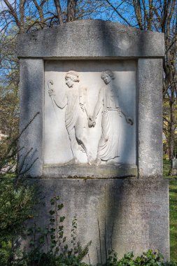 Tarihi mezar taşlarıyla ünlü Münih Eski Kuzey Mezarlığı manzarası. Cenazeler 1944 'ten beri burada yapılmadı. Bunun yerine mezarlık bir park olarak kullanılıyor..
