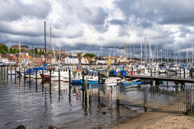 Flensburg limanında yelkenli tekneleri, arka planda St. Jorgen Kilisesi. Almanya 'da Schleswig-Holstein, Avrupa