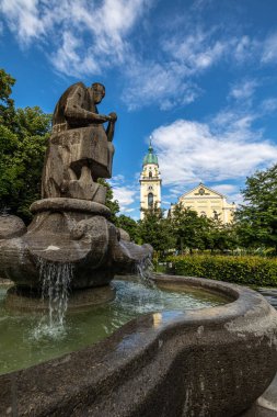 St. Joseph 'in önündeki çeşme, Almanya' da Maxvorstadt, Münih, Bavyera 'da bulunan bir Roma Katolik kilisesi..