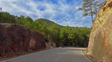 Cuenca ve Fuertescusa yakınlarındaki Serrania de Cuenca 'da tünel çukuru. Cehenneme açılan kapı, Puerta del Infierno, Tuneles excavados en roca del Rio Escabas, İspanya Avrupa.
