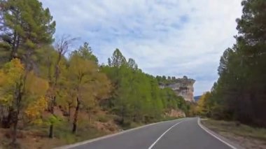 Hoz de Beteta, Cuenca, Castilla la la Mancha, İspanya 'daki Tobar' ın geniş lagünündeki karistik uçurumlar boyunca sürerken Cuenca 'nın sıradağlarının manzaraları