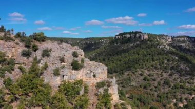 Valdecabras köyündeki dağ manzaraları, Serrania de Cuenca, İspanya, ona sihirli ve gizemli bir dokunuş veren şaşırtıcı kaya şekilleriyle.