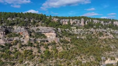 Valdecabras köyündeki dağ manzaraları, Serrania de Cuenca, İspanya, ona sihirli ve gizemli bir dokunuş veren şaşırtıcı kaya şekilleriyle.