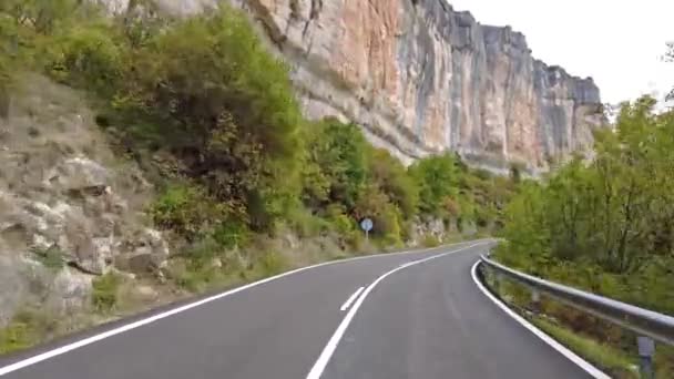 ホーズ ベテタ クエンカ カスティーリャ マンチャ スペインのトバルの大規模なラグーンのカルスト崖に沿って運転 クエンカの山脈の風景 — ストック動画