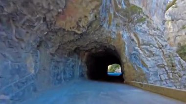 İspanya 'da sonbaharda Pireneler' de, İspanya 'da Avrupa' da Hecho Vadisi 'nde araba sürmek