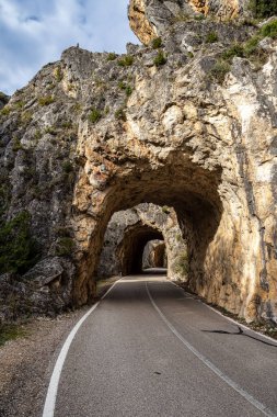 Cuenca ve Fuertescusa yakınlarındaki Serrania de Cuenca 'da tünel çukuru. Cehenneme açılan kapı, Puerta del Infierno, Tuneles excavados en roca del Rio Escabas, İspanya Avrupa.
