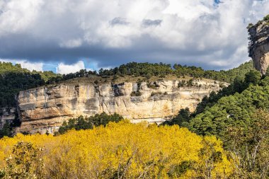 İspanya 'nın Una kentindeki Serrania de Cuenca' nın panoramik manzarası. Una, Cuenca, İspanya 'da yürüyüş patikaları La Raya ve El Escaleron