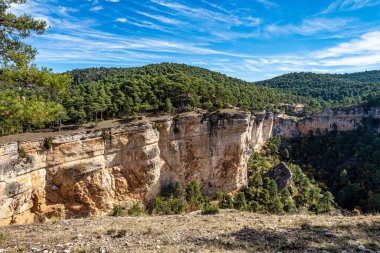 İspanya 'nın Una kentindeki Serrania de Cuenca' nın panoramik manzarası. Una, Cuenca, İspanya 'da yürüyüş patikaları La Raya ve El Escaleron