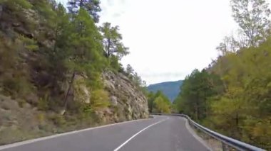 Hoz de Beteta, Cuenca, Castilla la la Mancha, İspanya 'daki Tobar' ın geniş lagünündeki karistik uçurumlar boyunca sürerken Cuenca 'nın sıradağlarının manzaraları