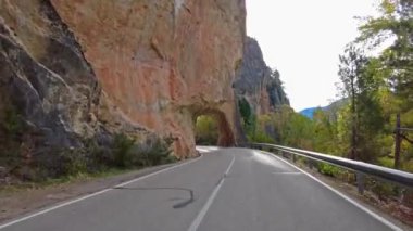 Cuenca ve Fuertescusa yakınlarındaki Serrania de Cuenca 'da tünel çukuru. Cehenneme açılan kapı, Puerta del Infierno, Tuneles excavados en roca del Rio Escabas, İspanya Avrupa.