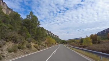 Hoz de Beteta, Cuenca, Castilla la la Mancha, İspanya 'daki Tobar' ın geniş lagünündeki karistik uçurumlar boyunca sürerken Cuenca 'nın sıradağlarının manzaraları