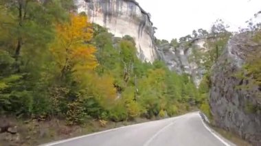 Hoz de Beteta, Cuenca, Castilla la la Mancha, İspanya 'daki Tobar' ın geniş lagünündeki karistik uçurumlar boyunca sürerken Cuenca 'nın sıradağlarının manzaraları