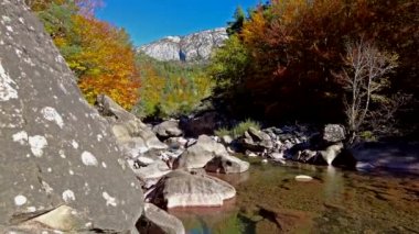 İspanya 'da sonbaharda Pireneler' deki Hecho Vadisi 'nin, Avrupa' da İspanya 'nın güzel manzarası