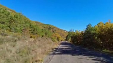 İspanya 'nın Navarre Özerk Topluluğu' ndaki Pireneler 'deki Salazar Nehri' nin Foz de Arbayun kanyonundan geçerek,