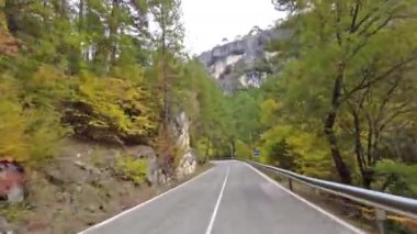 Hoz de Beteta, Cuenca, Castilla la la Mancha, İspanya 'daki Tobar' ın geniş lagünündeki karistik uçurumlar boyunca sürerken Cuenca 'nın sıradağlarının manzaraları