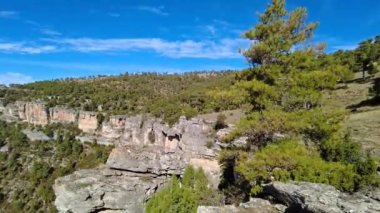 İspanya 'daki Ua' daki Serrania de Cuenca 'nın panoramik manzarası. Ua, Cuenca, İspanya 'da La Raya ve El Escalern yürüyüş yolları