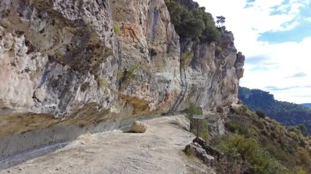 スペインのUaでSerrania Cuencaのパノラマビュー ハイキングコースLa Raya Escalern クエンカ スペイン — ストック動画