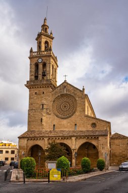 Cordoba, İspanya - 31 Ekim 2021: Cordoba, Endülüs, İspanya 'daki San Lorenzo kilisesi. 1244 ile 1300 yılları arasında Romanesk ve Gotik mimari arasında geçiş tarzında inşa edilmiştir..
