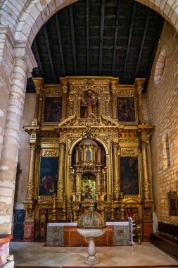 Cordoba, İspanya - 02 Kasım 2021: Cordoba, Endülüs, İspanya 'daki San Lorenzo Kilisesi. 1244 ile 1300 yılları arasında Romanesk ve Gotik mimari arasında geçiş tarzında inşa edilmiştir..