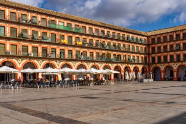 Cordoba, İspanya - 02 Kasım 2021: Corredera Meydanı, Plaza de la Corredera, İspanya. Plaza de la Corredera, Endülüs 'ün en büyük meydanlarından biridir..