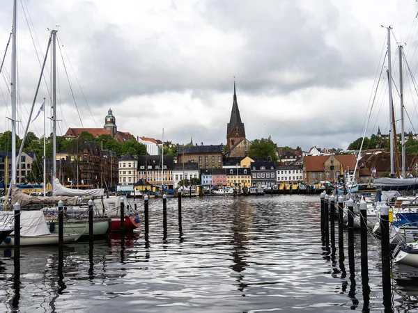 Plachetnice Přístavu Flensburg Kostel Jorgena Pozadí Šlesvicko Holštýnsko Německu Evropa — Stock fotografie