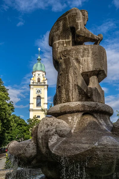 St. Joseph 'in önündeki çeşme, Almanya' da Maxvorstadt, Münih, Bavyera 'da bulunan bir Roma Katolik kilisesi..