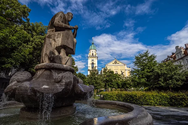 Fontanna Przed Kościołem Rzymskokatolickim Maxvorstadt Monachium Bawaria Niemcy — Zdjęcie stockowe