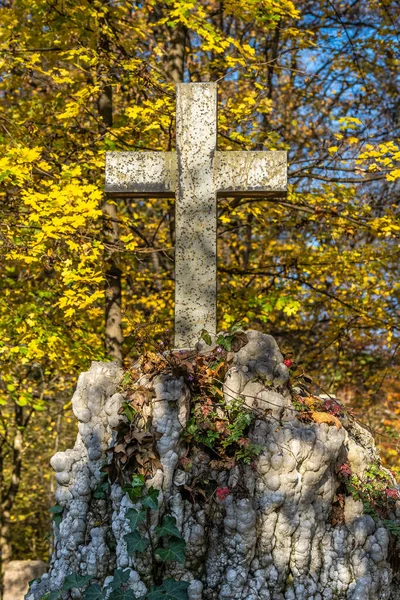 德国慕尼黑著名的老北方坟场 有历史墓碑 自1944年以来 这里没有举行过葬礼 取而代之的是 墓地被用作公园 — 图库照片