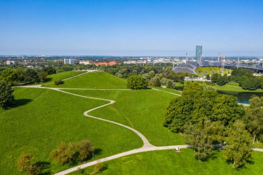 Münih, Almanya - 27 Haziran 2021: Münih, Almanya 'da bulunan Olimpiyat Stadyumu, 1972 Yaz Olimpiyatları için inşa edilmiş bir Olimpiyat Parkı.