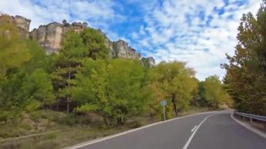 Hoz de Beteta, Cuenca, Castilla la la Mancha, İspanya 'daki Tobar' ın geniş lagünündeki karistik uçurumlar boyunca sürerken Cuenca 'nın sıradağlarının manzaraları