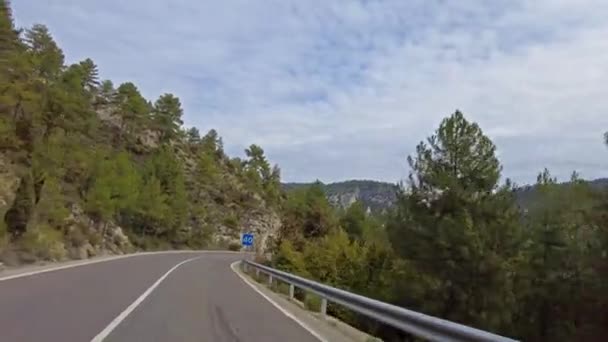 Driving Karstic Cliffs Large Lagoon Tobar Hoz Beteta Cuenca Castilla — Stock Video