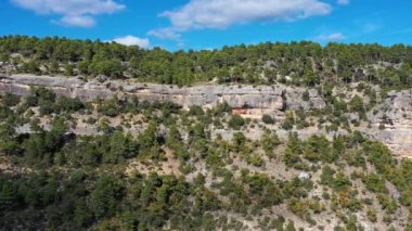 Valdecabras köyündeki dağ manzaraları, Serrania de Cuenca, İspanya, ona sihirli ve gizemli bir dokunuş veren şaşırtıcı kaya şekilleriyle.