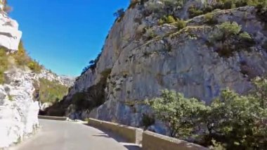 İspanya 'da sonbaharda Pireneler' de, İspanya 'da Avrupa' da Hecho Vadisi 'nde araba sürmek