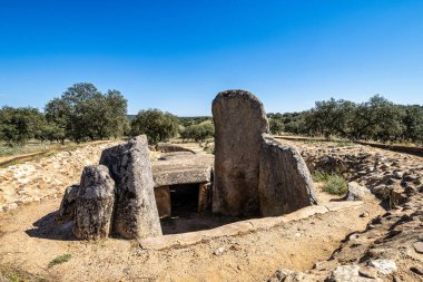 Lacara Dolmenleri, cenaze odası. La Nava de Santiago yakınlarındaki antik megalitik bina, Extremadura. İspanya