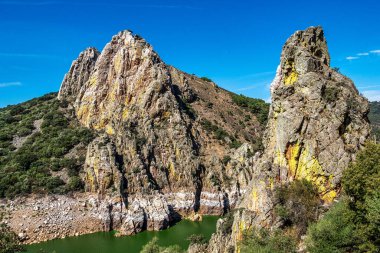 Monfrague Ulusal Parkı 'ndaki Salto del Gitano çevresindeki manzara. Caceres, Extremadura, İspanya.