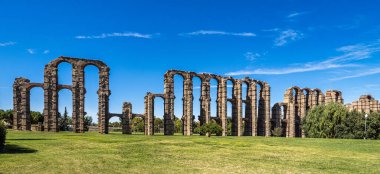 Acueducto de los Milagros, Merida, Extremadura, İspanya 'daki Mucizevi Aqueduct Roma su kemeri köprüsü olup, Roma' nın Emerita Augusta kolonisine su sağlamak için inşa edilmiştir.