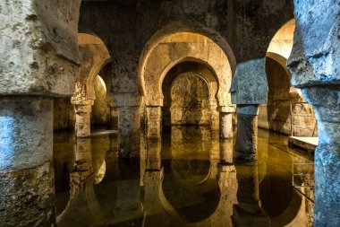 Caceres 'deki Fas sarnıçı Aljibe. Bu bina İspanya 'da Müslümanların yönetiminde bir camiydi. Yaşlı Arap sarnıçı. Caceres, Dünya Mirası Şehri, Unesco tarafından ödüllendirildi. Extremadura Bölgesi, İspanya