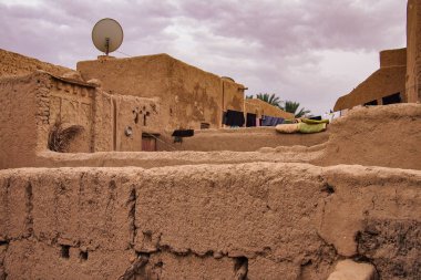 Yaşlı Ksar Maadid Fas 'ın Erfoud yakınlarındaki dağlarda, Afrika' da.