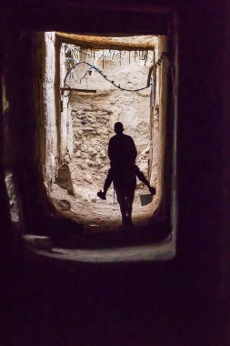 Fas, Afrika 'daki Erfoud yakınlarındaki Fas dağlarında Eski Ksar Maadid' de sokak yaşamı