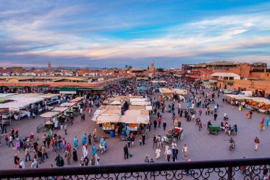 Jemaa el Fna Meydanı 'ndaki kalabalık, Jemaa el-Fnaa, Djema el-Fna veya Djemaa el-Fnaa da Marakeş' in Medina Mahallesi 'nde eski bir pazar yeridir. Marakeş, Fas, Afrika