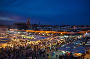 Jemaa el Fna Meydanı 'ndaki kalabalık, Jemaa el-Fnaa, Djema el-Fna veya Djemaa el-Fnaa da Marakeş' in Medina Mahallesi 'nde eski bir pazar yeridir. Marakeş, Fas, Afrika