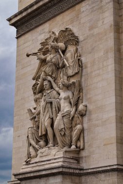 Zafer Kemeri 'nin detaylı görüntüsü. Fransa 'nın Paris şehrindeki Charles de Gaulle Meydanı' nın merkezindeki Champs Elysees yolunun batı ucunda Zafer Takı