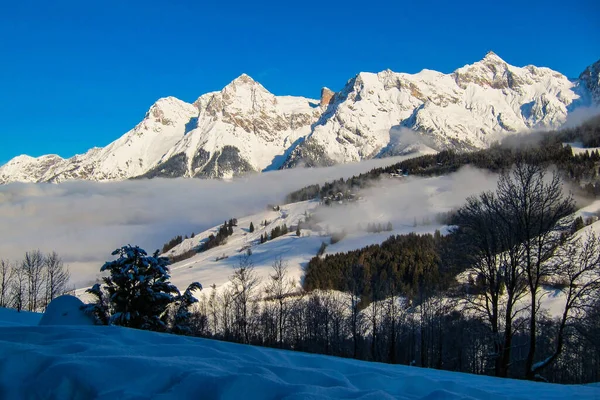 Schöne Idyllische Winterlandschaft Atemberaubende Bergketten Verschneite Bäume Und Blauer Himmel — Stockfoto